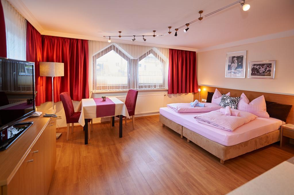 Apartments Neue Post Филцмос Стая снимка
