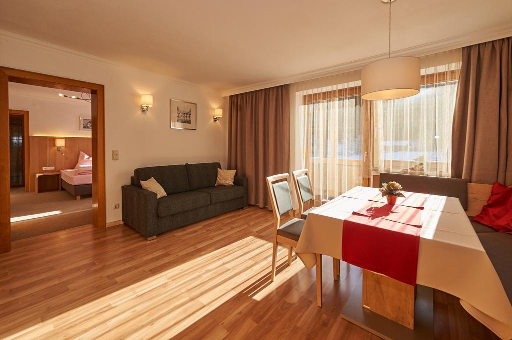 Apartments Neue Post Филцмос Стая снимка