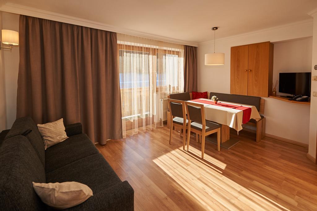 Apartments Neue Post Филцмос Стая снимка